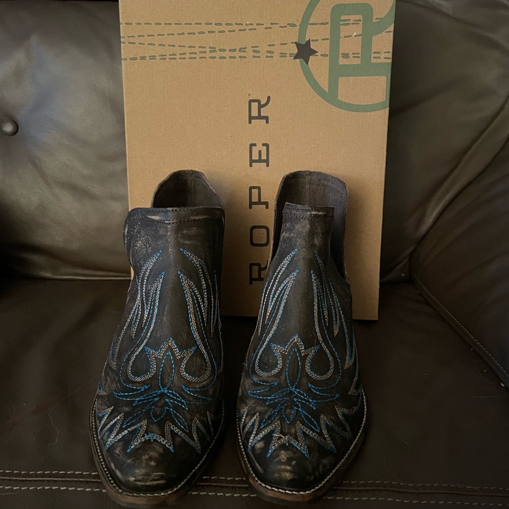 Roper women’s ankle cowboy boots.  Size 8.5